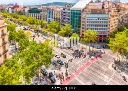 Luftaufnahme des Passeig de Gracia im Stadtteil Eixample von Barcelona, Katalonien, Spanien. Tilt-Shift-Effekt angewendet Stockfoto