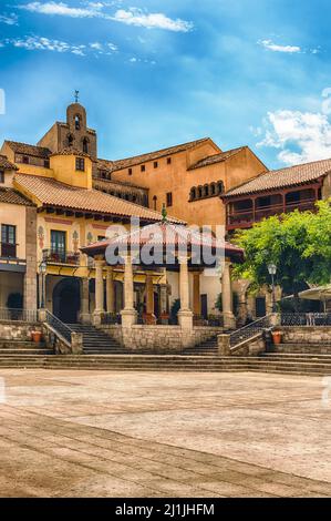 Plaza Mayor, Hauptplatz in Poble Espanyol, ein Open-Air-Architekturmuseum auf dem Montjuic-Hügel in Barcelona, Katalonien, Spanien Stockfoto