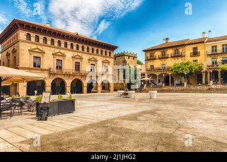 Plaza Mayor, Hauptplatz in Poble Espanyol, ein Open-Air-Architekturmuseum auf dem Montjuic-Hügel in Barcelona, Katalonien, Spanien Stockfoto