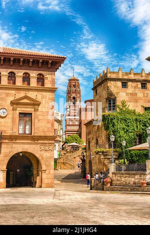 Plaza Mayor, Hauptplatz in Poble Espanyol, ein Open-Air-Architekturmuseum auf dem Montjuic-Hügel in Barcelona, Katalonien, Spanien Stockfoto