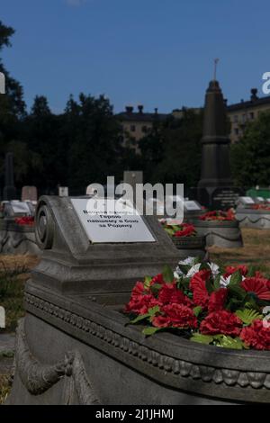 Sankt Petersburg, Russland - 18. Juli 2021: Grab des unbekannten Soldaten mit der Inschrift auf dem Grabstein "Ewige Erinnerung an den Helden, der in b gefallen ist Stockfoto