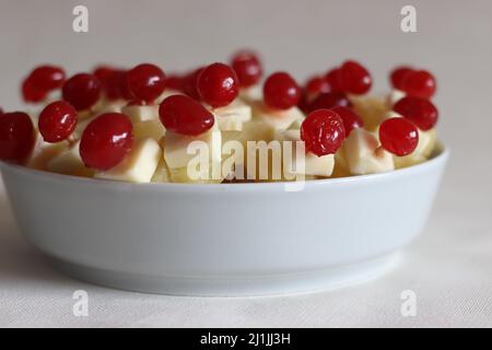 Ananas mit Käsekirsche. Eine leicht zu montierende, kochende Vorspeise. Aufgenommen auf weißem Hintergrund Stockfoto