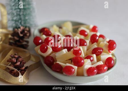 Ananas mit Käsekirsche. Eine leicht zu montierende, kochende Vorspeise. Aufgenommen auf weißem Hintergrund Stockfoto