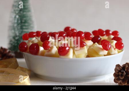 Ananas mit Käsekirsche. Eine leicht zu montierende, kochende Vorspeise. Aufgenommen auf weißem Hintergrund Stockfoto