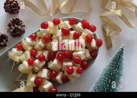 Ananas mit Käsekirsche. Eine leicht zu montierende, kochende Vorspeise. Aufgenommen auf weißem Hintergrund Stockfoto