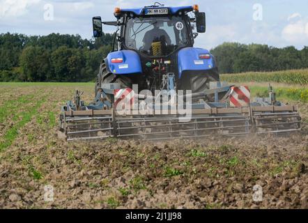 Deutschland, New Holland Tractor T6,180 with Gas Engine powered by Biomethan Gas CNG, working on field soil preperation / DEUTSCHLAND, Damnatz im Wendland, neuer New Holland Traktor T6,180 mit Methanpower mit Gasmotor und Biomethan bzw. CNG Gas Antrieb im Test beim Grubbern auf dem Acker Stockfoto