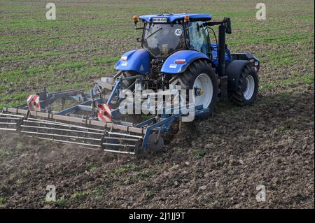 Deutschland, New Holland Tractor T6,180 with Gas Engine powered by Biomethan Gas CNG, working on field soil preperation / DEUTSCHLAND, Damnatz im Wendland, neuer New Holland Traktor T6,180 mit Methanpower mit Gasmotor und Biomethan bzw. CNG Gas Antrieb im Test beim Grubbern auf dem Acker Stockfoto