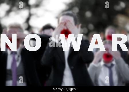 Kein Krieg. Ein Plakat gegen militärische Aktionen. Protest gegen die aggressiven Aktionen des Staates. Weiße Buchstaben auf einem verschwommenen Hintergrund des Bildes von pe Stockfoto