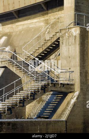 Betondamm mit schneebedeckter Treppe. Stockfoto