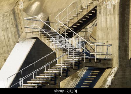 Betondamm mit schneebedeckter Treppe. Stockfoto