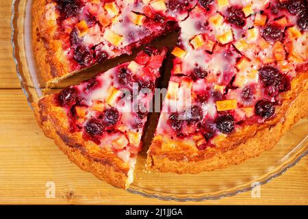 Nahaufnahme hausgemachter Kirsch- und Apfelkuchen auf Holztisch. Draufsicht. Stockfoto