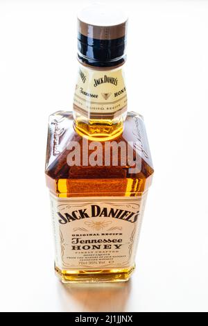 Moskau, Russland - 26. März 2022: Geschlossene Flasche Jack Daniel's Tennessee Honey Likör auf hellem Tisch. Es ist Honiglikör mit weniger als 20% gemischt Stockfoto