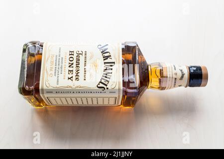 Moskau, Russland - 26. März 2022: Flasche Jack Daniels Tennessee Honey Likör auf einem hellen Tisch liegen. Es ist Honiglikör mit weniger als 20% w gemischt Stockfoto