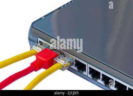 Netzwerk-Switch und Ethernet-Kabel Stockfoto