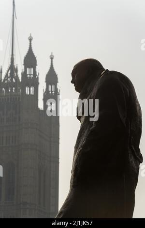 Die Statue von Winston Churchill auf dem Parliament Square in London ist eine Bronzeskulptur des ehemaligen britischen Premierministers Winston Churchill Stockfoto