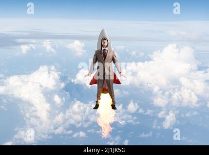 Business Person in Aviator hat Fliegen mit Rocket Stockfoto