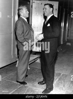 SPENCER TRACY am Set offen vor seinem Ankleidezimmer um Oktober 1947 mit Set Visitor CLARK GABLE während der Dreharbeiten zum ZUSTAND DER UNION 1948 Regisseur FRANK CAPRA Werbung für Metro Goldwyn Mayer Stockfoto