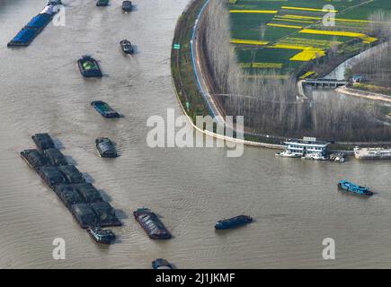 HUAI'AN, CHINA - 26. MÄRZ 2022 - Schiffe, die Nukleinsäuretests unterzogen wurden, fahren auf dem Großen Kanal von Peking-Hangzhou in Huai 'an, dem ostchinesischen Jian Stockfoto