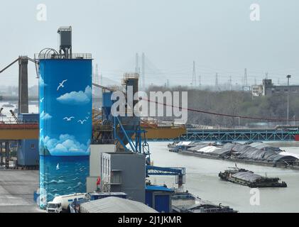 HUAI'AN, CHINA - 26. MÄRZ 2022 - Schiffe, die Nukleinsäuretests unterzogen wurden, fahren auf dem Großen Kanal von Peking-Hangzhou in Huai 'an, dem ostchinesischen Jian Stockfoto