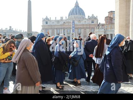 Rom, Italien. 25. März 2022. Am 25. März 2022 nehmen die Menschen an der Weiheakte des Papstes über Russland und die Ukraine an die Muttergottes im Vatikan, Rom, Italien, Teil. Papst Franziskus, vereint mit den Bischöfen und katholischen Gläubigen in der ganzen Welt, weiht Russland und die Ukraine am Fest der Verkündigung dem Unbefleckten Herzen Mariens. Die Weiheakte wurde während der Fastenzeit im Petersdom gebetet. (Foto: Elisa Gestri/Sipa USA) Quelle: SIPA USA/Alamy Live News Stockfoto