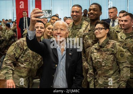 Jasionka, Polen. 25. März 2022. US-Präsident Joe Biden nimmt Selfies auf, während er Fallschirmjäger mit der 82. Airborne Division besucht, die bei der NATO nahe der ukrainischen Grenze eingesetzt wurde, am 25. März 2022 in Jasionka, Polen. Kredit: Sgt. Gerald Holman/USA Army/Alamy Live News Stockfoto