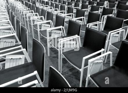 Der Innenraum des leeren modernen Konferenzsaals mit Reihen moderner Stühle Stockfoto