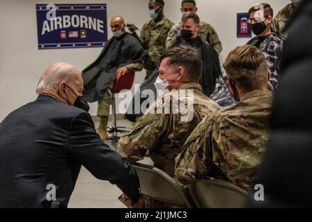 Jasionka, Polen. 25. März 2022. US-Präsident Joe Biden begrüßt Fallschirmjäger mit der 82. Airborne Division, die am 25. März 2022 in Jasionka, Polen, mit der NATO nahe der ukrainischen Grenze eingesetzt wurde. Kredit: Sgt. Gerald Holman/USA Army/Alamy Live News Stockfoto