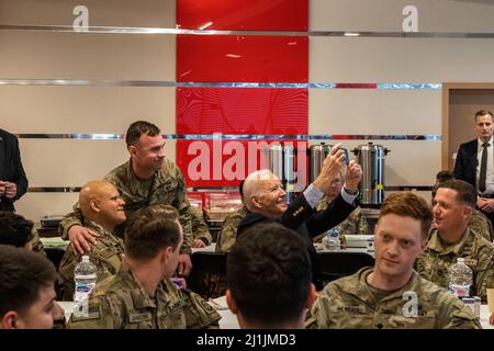 Jasionka, Polen. 25. März 2022. US-Präsident Joe Biden nimmt Selfies auf, während er Fallschirmjäger mit der 82. Airborne Division besucht, die bei der NATO nahe der ukrainischen Grenze eingesetzt wurde, am 25. März 2022 in Jasionka, Polen. Kredit: Sgt. Gerald Holman/USA Army/Alamy Live News Stockfoto