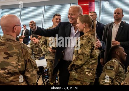 Jasionka, Polen. 25. März 2022. Präsident Joseph R. Biden Jr. besucht am 25. März 2022 die Flugdivision 82. und macht Selfies mit Fallschirmjägern in Rzeszów, Polen. Die 82. Airborne Division dient als Soforthilfe des Landes und setzt sich für unsere Alliierten und Partner ein. (USA Army Fotos von Sgt. Gerald Holman) Quelle: Sgt. Gerald Holman/USA Army/Alamy Live News Stockfoto