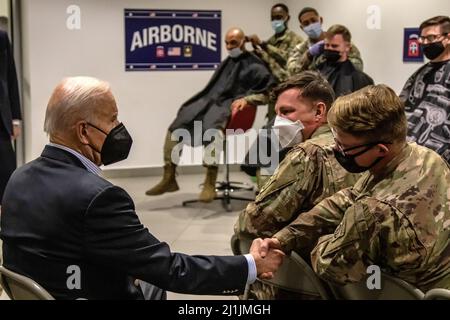 Jasionka, Polen. 25. März 2022. US-Präsident Joe Biden begrüßt Fallschirmjäger mit der 82. Airborne Division, die am 25. März 2022 in Jasionka, Polen, mit der NATO nahe der ukrainischen Grenze eingesetzt wurde. Kredit: Sgt. Gerald Holman/USA Army/Alamy Live News Stockfoto