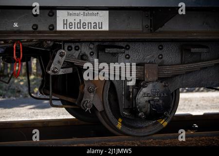 Nahaufnahme eines Eisenbahnfahrwagens mit Schmalspurbahn. Weißer Text lautet „Heimat-Bahnhof Heidenau“ Stockfoto