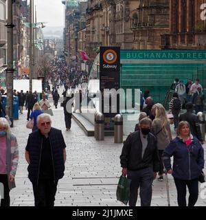 Menschen einkaufen in Buchanan Street, in der Nähe der U-Bahn-Station, Glasgow, Schottland, Großbritannien Stockfoto