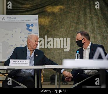 Jasionka, Polen. 25. März 2022. Der US-Präsident Joe Biden wird am 25. März 2022 in Jasionka, Polen, über die humanitären Hilfsprogramme für ukrainische Flüchtlinge sowie den polnischen Präsidenten Andrzej Duda, rechts, in der Nähe der ukrainischen Grenze, informiert. Kredit: Sgt. Robin Lewis/USA Marine Corps/Alamy Live News Stockfoto