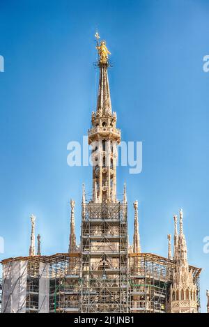 Die Statue der goldenen Madonna, auch bekannt als Madonnina, befindet sich auf dem Dach der gotischen Kathedrale, dem ikonischsten Wahrzeichen Mailands Stockfoto