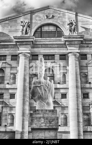 Fassade des Palazzo Mezzanotte (in englischer sprache: Midnight Palace), Sitz der italienischen Börse in Mailand, Italien Stockfoto