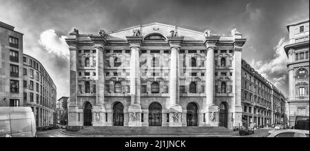 Panoramablick auf den Palazzo Mezzanotte (in englischer sprache: Midnight Palace), Sitz der italienischen Börse in Mailand, Italien Stockfoto