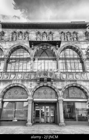 Fassade der Loggia degli Usi, historisches Gebäude an der Piazza Mercanti, zentraler Stadtplatz von Mailand, Italien Stockfoto