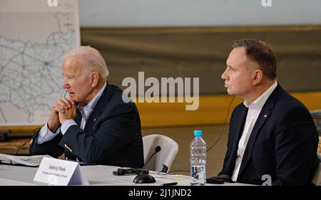 Jasionka, Polen. 25. März 2022. Der US-Präsident Joe Biden wird am 25. März 2022 in Jasionka, Polen, über die humanitären Hilfsprogramme für ukrainische Flüchtlinge sowie den polnischen Präsidenten Andrzej Duda, rechts, in der Nähe der ukrainischen Grenze, informiert. Kredit: Sgt. Robin Lewis/USA Marine Corps/Alamy Live News Stockfoto