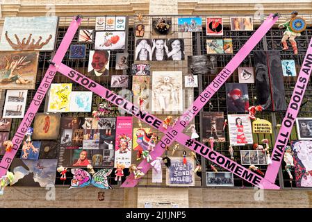 Plakate und Bilder an einer Wand in Genua, Italien, zur Unterstützung der Kampagne zur Beendigung der Gewalt gegen Frauen. Genua, Ligurien, Italien, Europa. 10. März Stockfoto