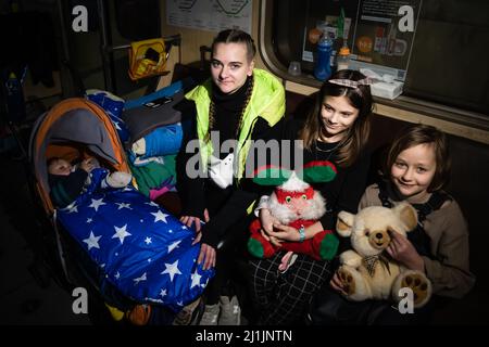 Kiew, Ukraine. 25. März 2022. Eine Familie, die in einer U-Bahn-Station beherbergt. Die Bewohner von Kiew haben sich seit dem Einmarsch Russlands in die Ukraine am 24. Februar 2022 in Kellern, Bunkern und U-Bahn-Stationen untergebracht, die Tausenden von Menschen während Raketen- und Bombenangriffen als Unterkunft dienen. (Foto von Mykhaylo Palinchak/SOPA Images/Sipa USA) Quelle: SIPA USA/Alamy Live News Stockfoto
