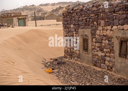 Ein traditionelles Steinhaus, von Wüstensand überzogen, Toungat, Adrar Region, Mauretanien Stockfoto