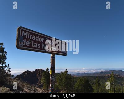 Blick auf Schild auf den Gipfel des Pico de las Nieves, dem zweithöchsten Berg Gran Canarias, Spanien, an sonnigen Tagen mit Bergen im Hintergrund. Stockfoto