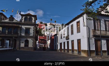 Schöner Blick auf den Platz Plaza de la Alameda im historischen Zentrum von Teror, Gran Canaria, Spanien, mit altem Rathaus am sonnigen Tag. Stockfoto