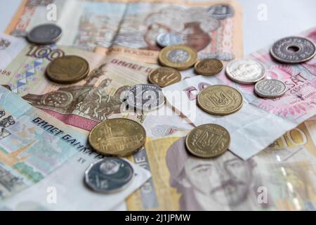 Vielfalt der verschiedenen Banknoten und Münzen aus verschiedenen Ländern wie Euro, Pfund, emirates Money, zypern Banknote und andere vertreten international Stockfoto