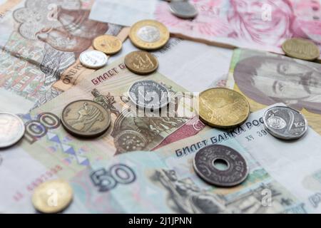 Vielfalt der verschiedenen Banknoten und Münzen aus verschiedenen Ländern wie Euro, Pfund, emirates Money, zypern Banknote und andere vertreten international Stockfoto