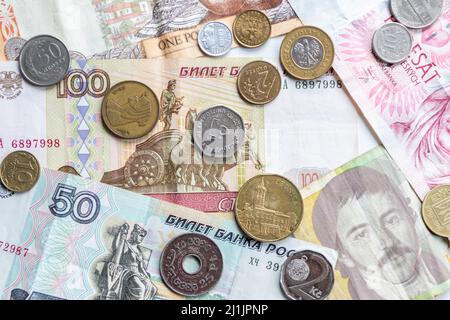 Vielfalt der verschiedenen Banknoten und Münzen aus verschiedenen Ländern wie Euro, Pfund, emirates Money, zypern Banknote und andere vertreten international Stockfoto