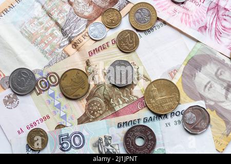 Vielfalt der verschiedenen Banknoten und Münzen aus verschiedenen Ländern wie Euro, Pfund, emirates Money, zypern Banknote und andere vertreten international Stockfoto