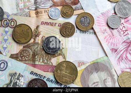 Vielfalt der verschiedenen Banknoten und Münzen aus verschiedenen Ländern wie Euro, Pfund, emirates Money, zypern Banknote und andere vertreten international Stockfoto