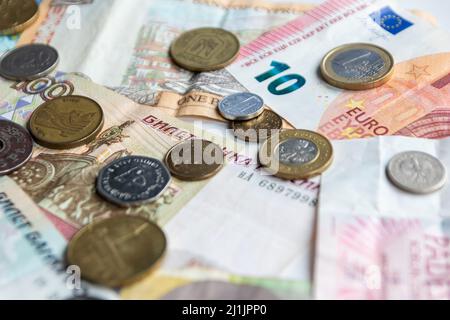 Vielfalt der verschiedenen Banknoten und Münzen aus verschiedenen Ländern wie Euro, Pfund, emirates Money, zypern Banknote und andere vertreten international Stockfoto