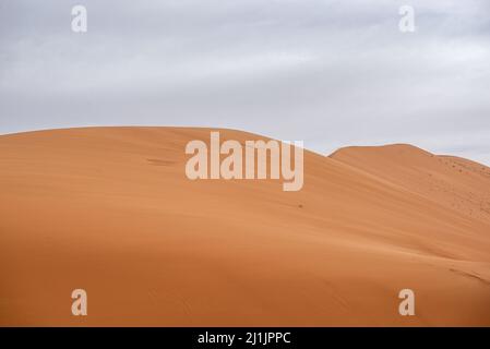 Starker Wind (Harmattan) weht Sand aus Wüstendünen, White Valley, Adrar Region, Mauretanien Stockfoto